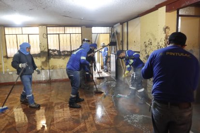 Personal de Emaseo apoyó a la limpieza de la casa de los Sosa.