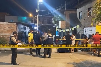 La Policía en medio de las averiguaciones del caso.