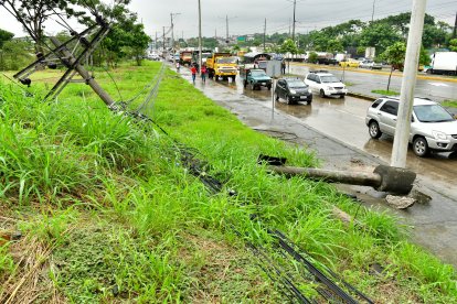 Postes de energía eléctrica quedaron deteriorados por el impacto.