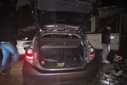 El taxista fue secuestrado y ubicado en la parte trasera. Los Choneros están implicados en el delito, ocurrido en Quito.