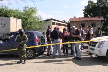 Tres de los agentes fueron asesinados al interior de un vehículo azul.