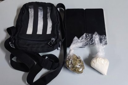 La droga incautada estaba oculta entre las prendas de vestir.