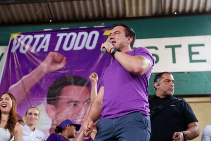 Simpatizantes se preparan para el cierre de campaña de Daniel Noboa en el Coliseo Rumiñahui.