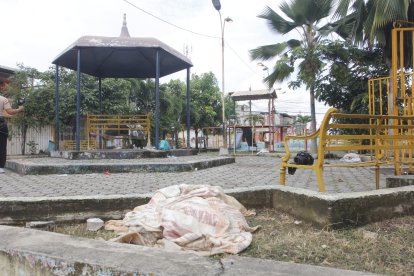 En el sitio quedaron sábanas con las cuales se taparon los cuerpos.