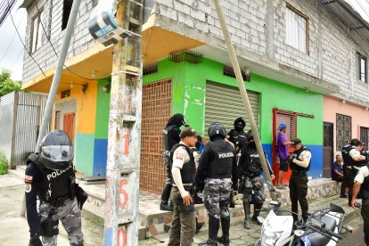 Policías realizaron cacheos cerca del sitio de la masacre.