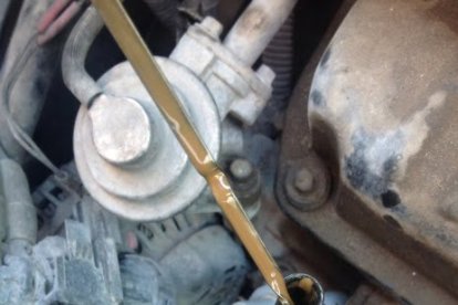 El aceite mezclado con agua tiene un color y textura parecida al lodo.