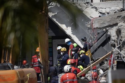 Casi 300 rescatistas participaron en la recuperación de los cuerpos.