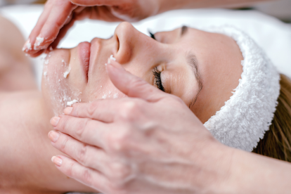 La belleza comienza con el cuidado natural. Prepárate con estos exfoliantes caseros para una piel perfecta.