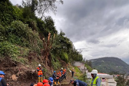 Los trabajadores han removido piedras de hasta 80 centímetros de diámetro, en el colector de Guápulo.