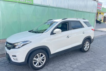 En Calderón, norte de Quito, se halló una casa que serviría para acopiar carros robados.