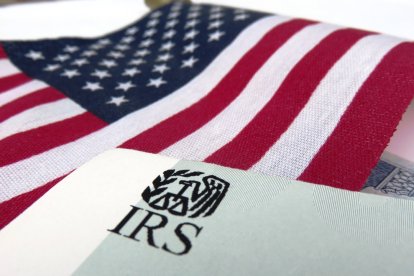 El acceso del ICE a los registros del IRS causa polémica y provoca renuncias dentro de la agencia tributaria.