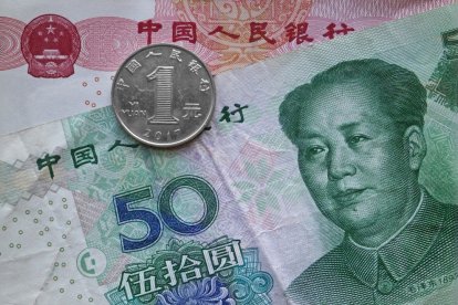 China ajusta su política cambiaria en respuesta a los nuevos aranceles impuestos por Estados Unidos.