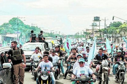 Personas en moto sin casco. Otras, sobre los techos de los carros durante la campaña.