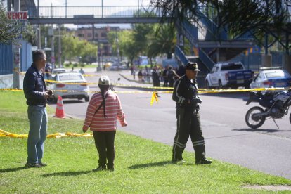 En el Quicentro Sur, en Quito, 10 delincuentes intentaron robar un carro blindado, el 4 de abril. Un criminal fue abatido.