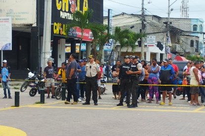 Al jefe de inspectores municipales le dispararon en el momento en que estacionaba su moto y llegaba al Municipio.