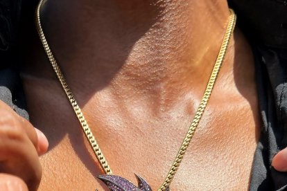 La imagen de Gokú, creada en oro de 18 kilates y amatistas para Jaime Ayoví.