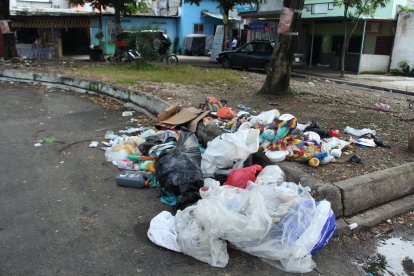 Muchas veces la basura se acumula a lo largo de toda la calle, lo que hace casi imposible transitar.