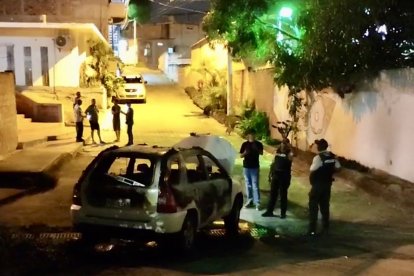 A pocas cuadras de la escena del crimen un carro fue incinerado. La Policía investiga.