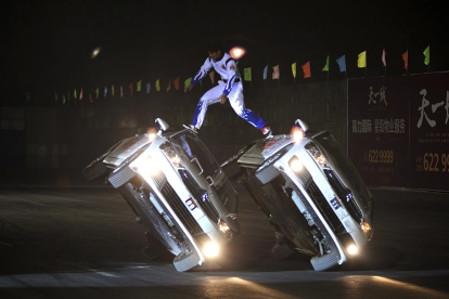 Un doble de acción lleva a cabo una acción de conducción peligrosa en una exhibición.