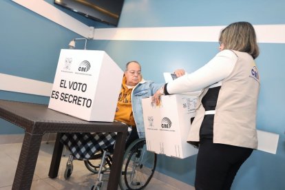 Los delegados del CNE llevaron el material electoral hasta el domicilio de los beneficiarios del Voto en Casa.
