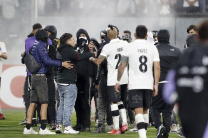 El juego entre Colo Colo y Fortaleza se suspendió por la invasión de hinchas.