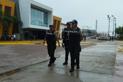 Policía custodia la zona céntrica donde ocurrió el crimen de Christian Loor.