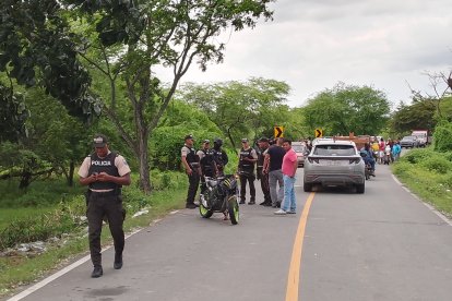 Con los cadáveres que estaban en la poza, hallaron una motocicleta.