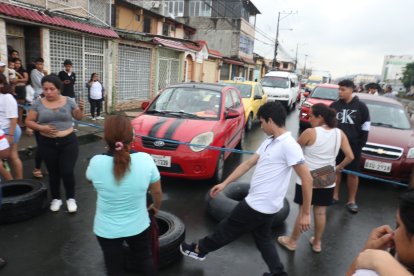 La vía estuvo cerrada con una soga y llantas durante varios minutos.