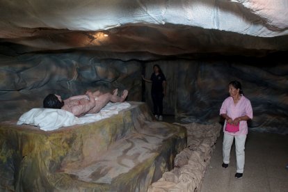 María Zumba admira la efigie recreada con las múltiples heridas.