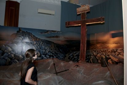 Junto a la cruz levantada exponen unos clavos.