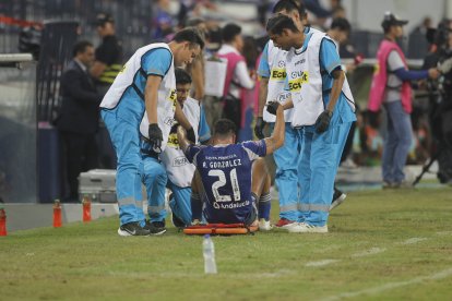 Alexander González de Emelec terminó lesionado en los primeros minutos contra Libertad