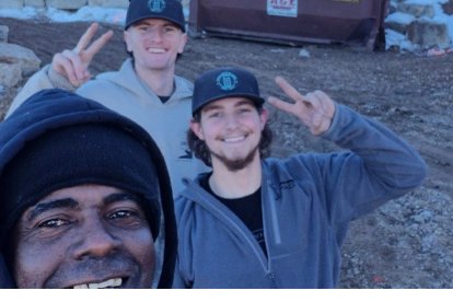 Erwin Ramírez con sus amigos de trabajo que les enseña español y fútbol.