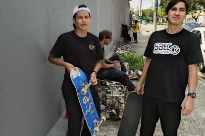Gregorio Mejía (i) y Allan García (d) preparan un documental sobre el ‘skate’ en Guayaquil.