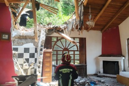 Los bomberos capitalinos acudieron hasta la vivienda, en Guápulo, para evaluar la situación.