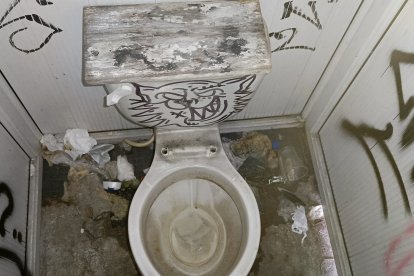 Así lucen los baños del Skate Park Municipal.