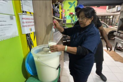 El jugo de coco es otra de las delicias que venden en este negocio.