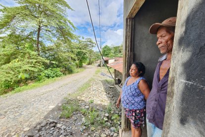 La gente afectada mira con angustia su situación tras la desgracia.