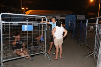 Algunos familiares aguardaban por noticias de otros reclusos.