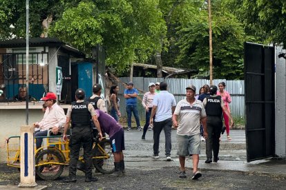 Este es el ambiente en el recinto electoral donde votará Luisa González.