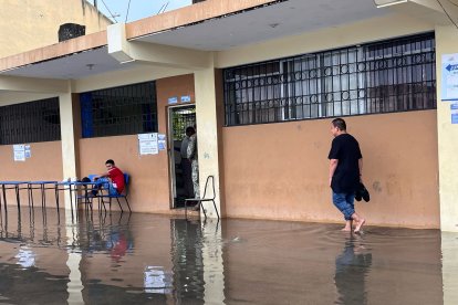 Los votantes tenían que sacarse los zapatos para acudir a la junta electoral