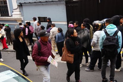 Ciudadanos durmieron en los exteriores de la agencia del Registro Civil.