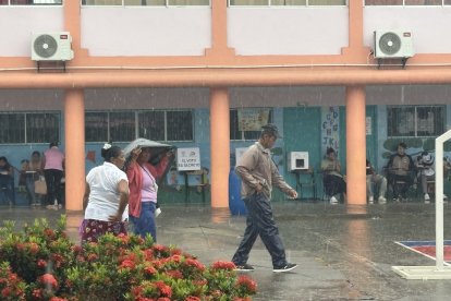 Con los zapatos en la mano llegaron a las juntas receptoras del voto.