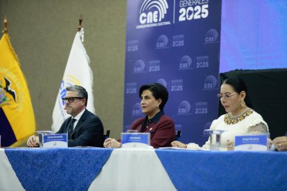 La inauguración del voto en el exterior se hizo con la presencia de Gabriela Sommerfeld, canciller de Ecuador, y Diana Atamaint, presidente del CNE.