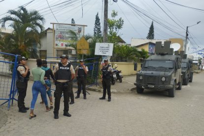 Los votantes se sienten tranquilos por el fuerte resguardo policial.