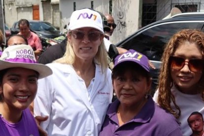 Anabella Azín, la asambleísta electa y mamá del presidente/candidato, Daniel Noboa, votó en Guayaquil.