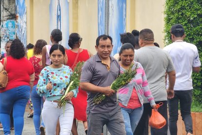Algunos salían de misa y luego a su recinto electoral para votar.