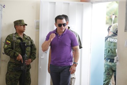 Daniel Noboa ejerció su derecho al voto en Olón.