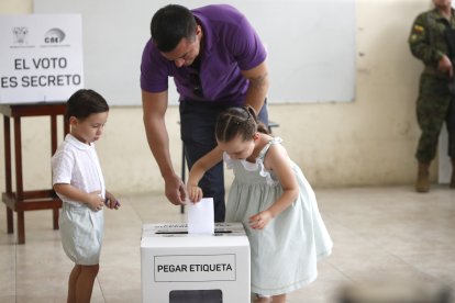 Daniel Noboa votó junto a sus hijos.