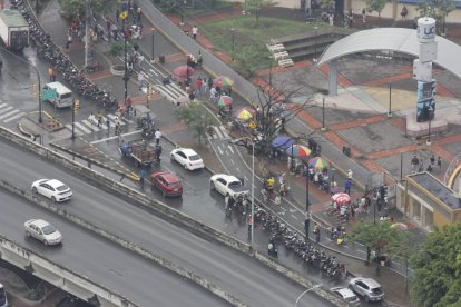 Se observa notable presencia vehicular en las principales vías de acceso a los recintos electorales.