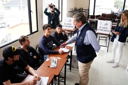 Gabriel Mato visita las mesas electorales, en la Universidad Salesiana, en Quito.